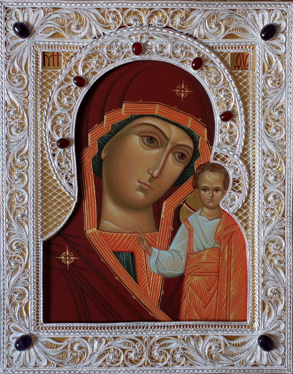 Основа домашнего иконостаса - Казанская икона Божьей Матери. 